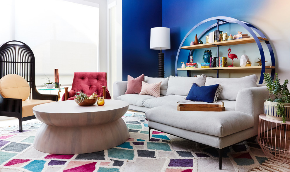 Mittelgroßes, Offenes Eklektisches Wohnzimmer ohne Kamin mit blauer Wandfarbe, hellem Holzboden und freistehendem TV in San Francisco