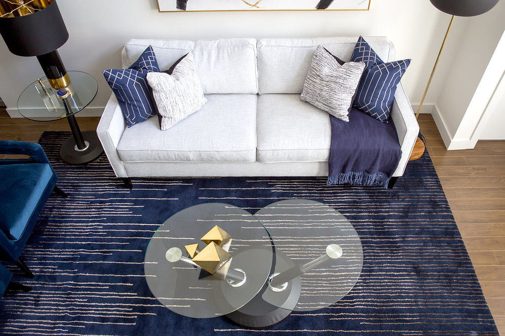 Ispirazione per un piccolo soggiorno minimalista aperto con pareti bianche, pavimento in laminato, TV a parete e pavimento marrone