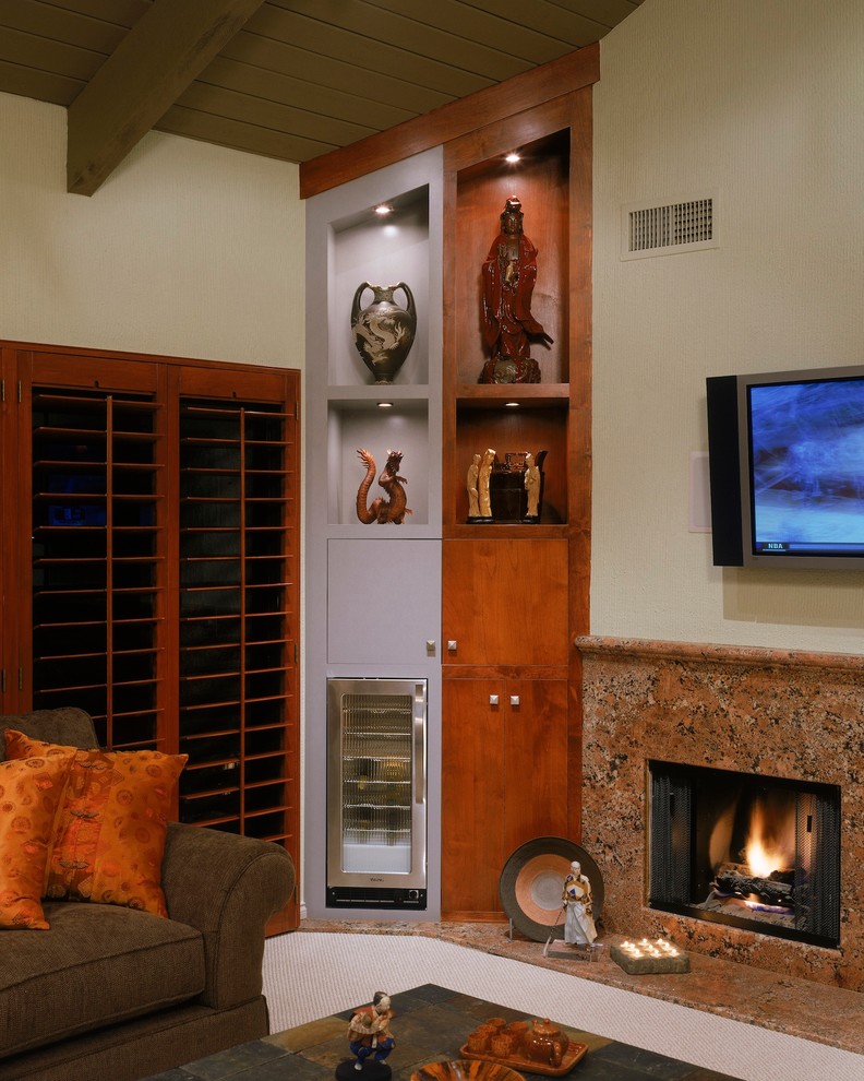 Идея дизайна: открытая гостиная комната среднего размера в восточном стиле с зелеными стенами, ковровым покрытием, стандартным камином, фасадом камина из камня и телевизором на стене