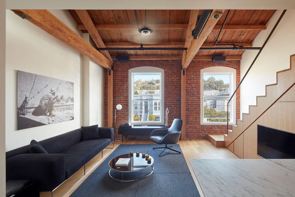 Idee per un soggiorno minimal aperto con pareti bianche, pavimento in legno massello medio e pavimento marrone