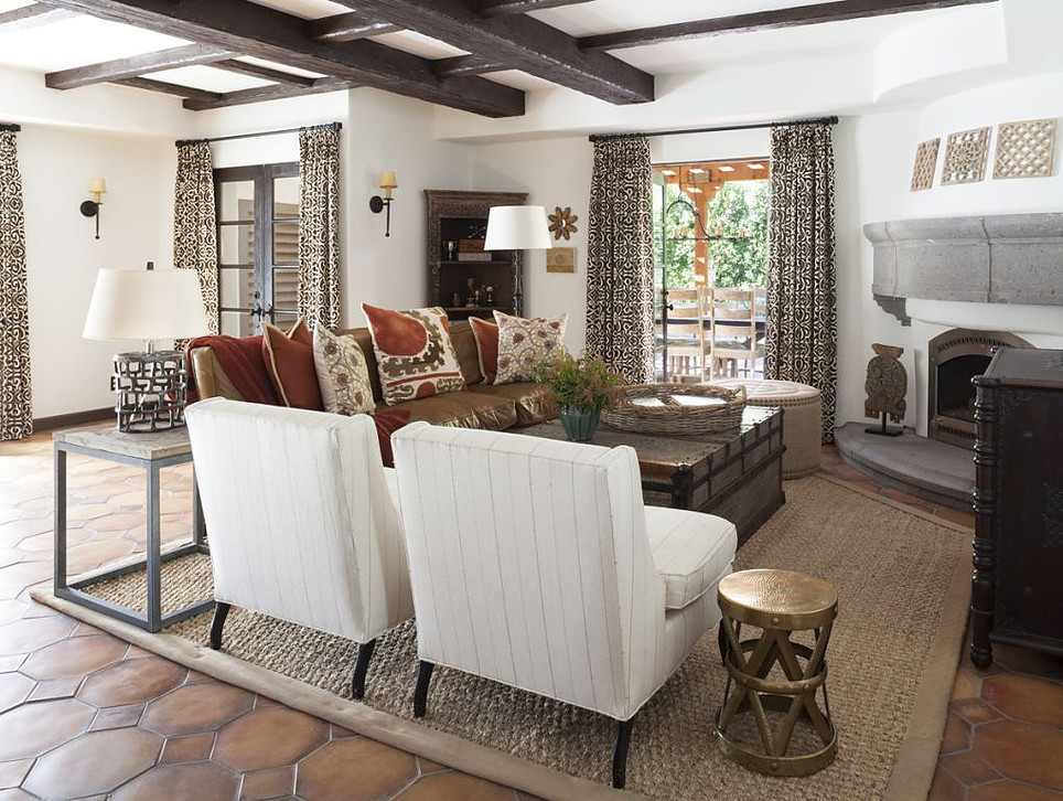 Inspiration pour un grand salon craftsman ouvert avec un mur blanc, tomettes au sol, une cheminée d'angle, un sol marron et éclairage.