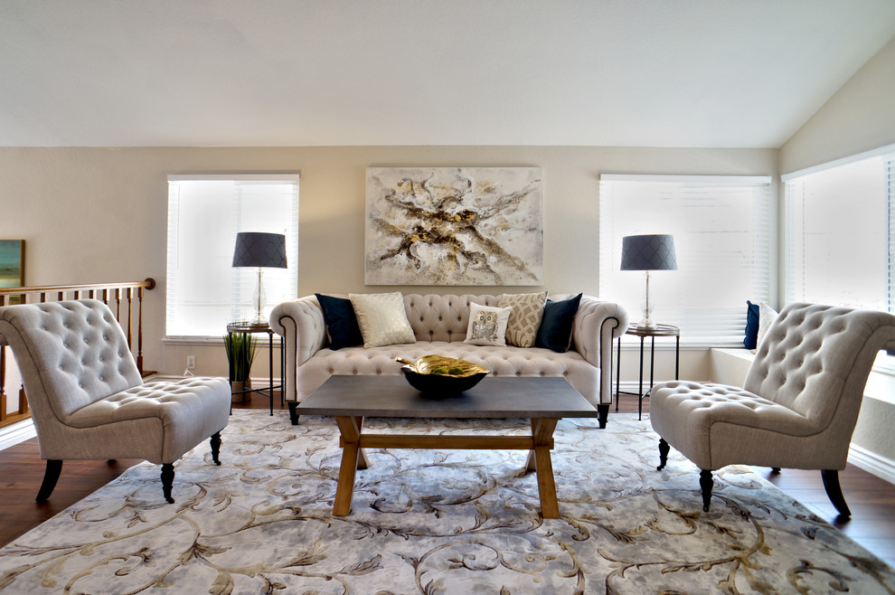 Repräsentatives, Fernseherloses Klassisches Wohnzimmer im Loft-Stil mit braunem Holzboden und beiger Wandfarbe in Atlanta