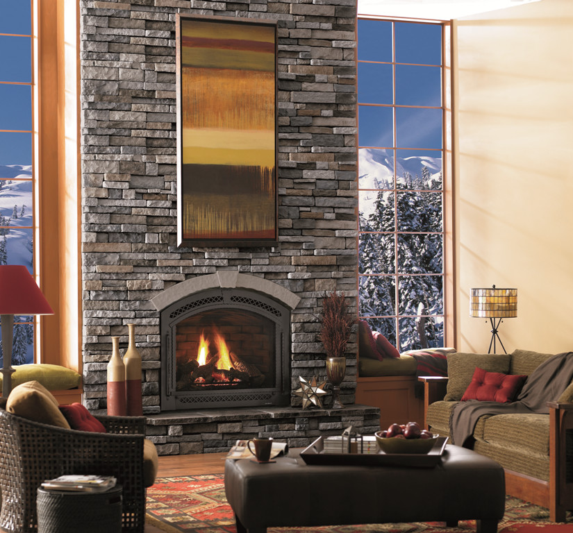 Exemple d'un petit salon tendance avec un mur beige, parquet clair, une cheminée standard, un manteau de cheminée en pierre et aucun téléviseur.