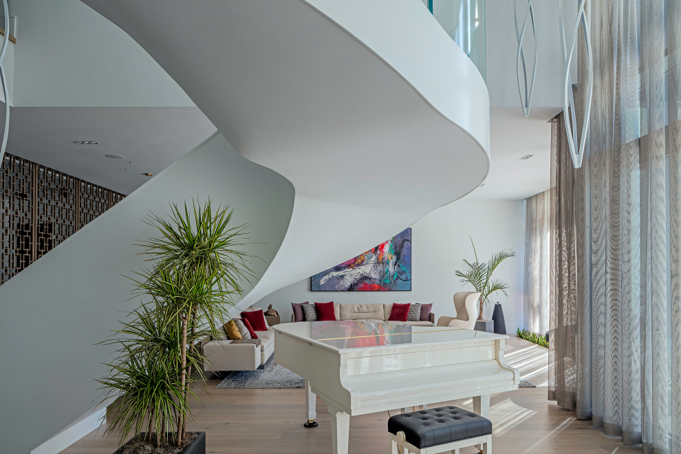 Foto di un ampio soggiorno moderno aperto con pareti bianche, parquet chiaro e camino sospeso