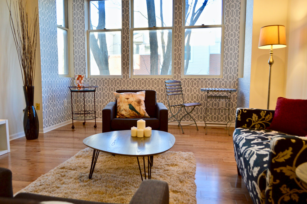 Aménagement d'un salon contemporain de taille moyenne avec parquet clair, un sol marron et du papier peint.