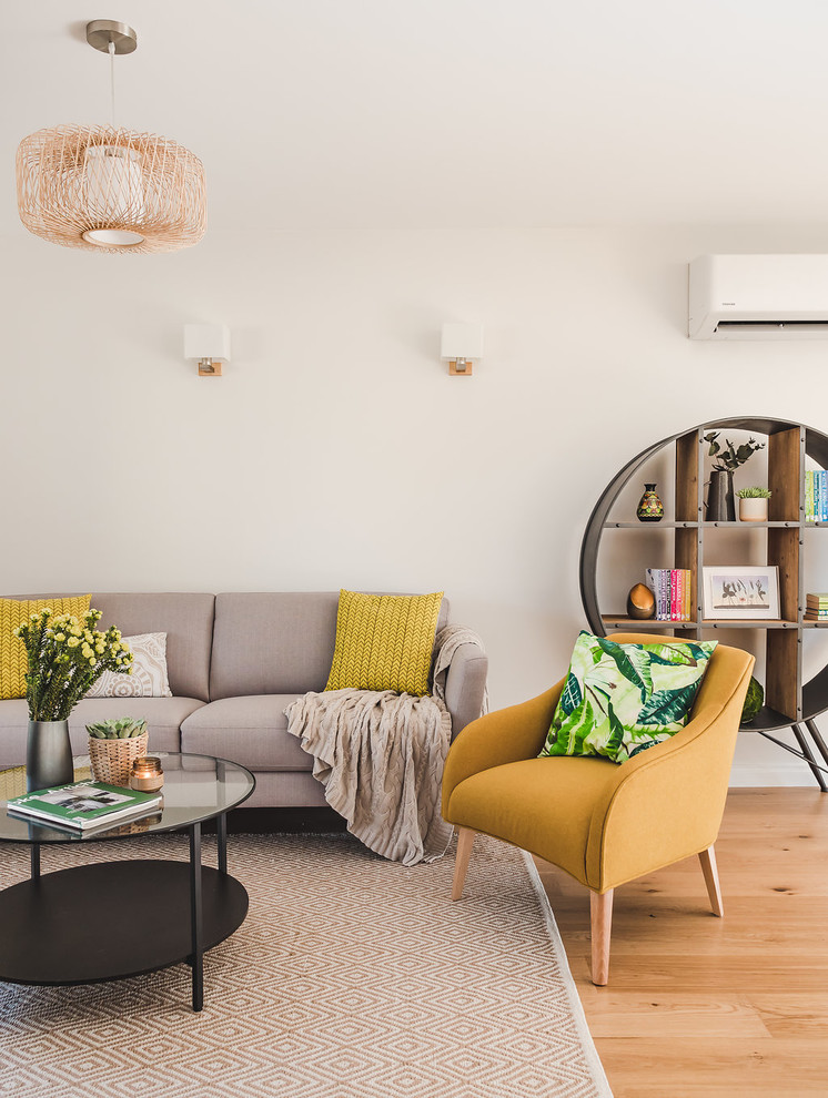 Großes, Repräsentatives Modernes Wohnzimmer mit hellem Holzboden, weißer Wandfarbe und beigem Boden in Melbourne