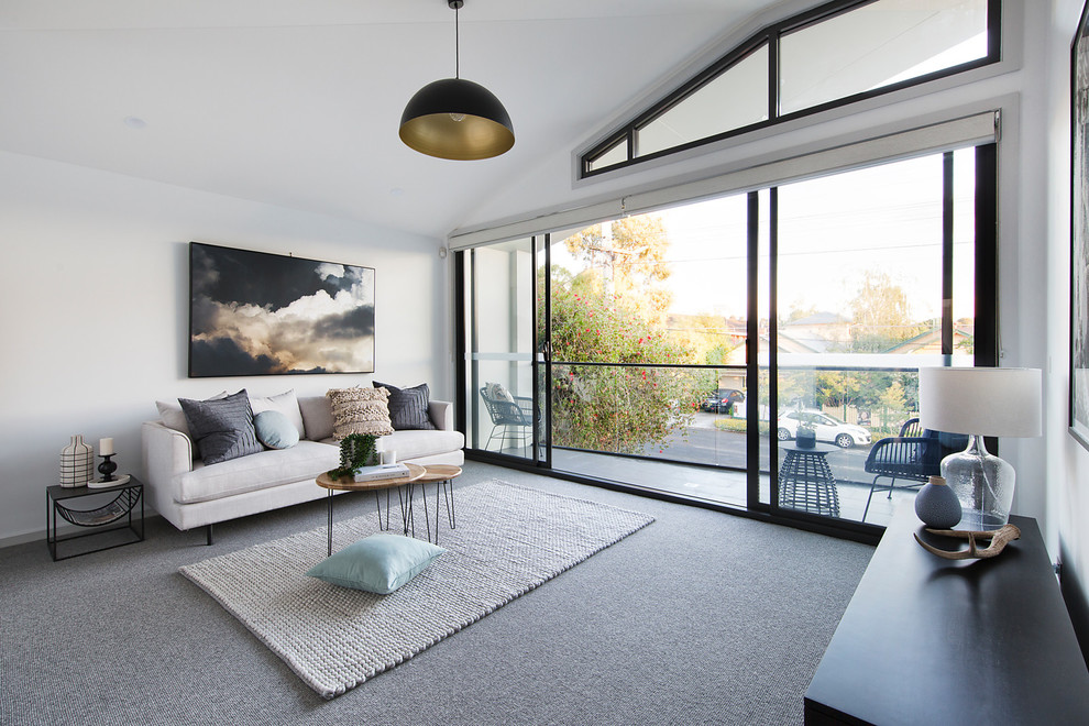 Стильный дизайн: парадная, открытая гостиная комната в современном стиле с белыми стенами, ковровым покрытием и серым полом - последний тренд