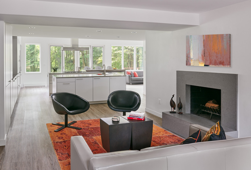 Ispirazione per un soggiorno contemporaneo aperto con sala formale, pareti bianche, camino classico e pavimento marrone