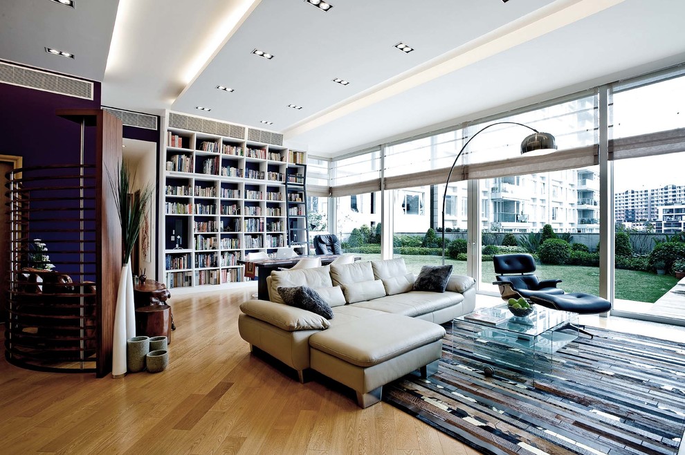 Moderne Bibliothek mit braunem Holzboden in Hongkong