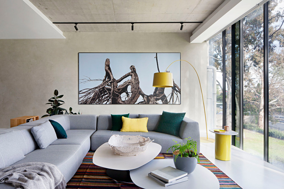 Cette image montre un salon design avec un mur beige et un sol blanc.