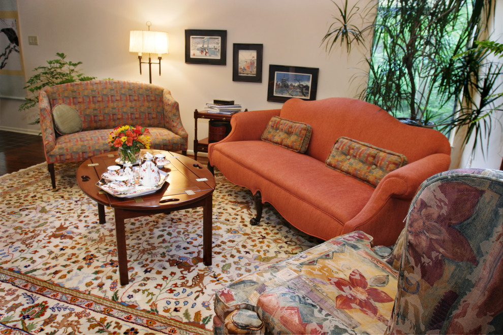Foto di un soggiorno boho chic di medie dimensioni e aperto con sala formale, pareti beige e pavimento in legno massello medio
