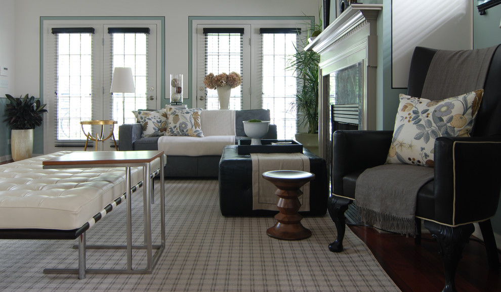 Foto di un soggiorno eclettico con camino classico e tappeto