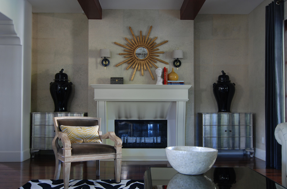 Идея дизайна: гостиная комната в современном стиле с серыми стенами и стандартным камином