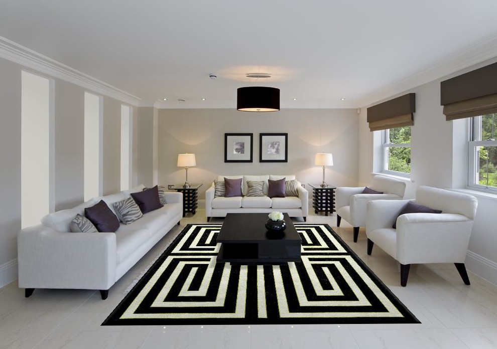 Cette image montre un salon minimaliste avec un mur blanc et un sol en marbre.