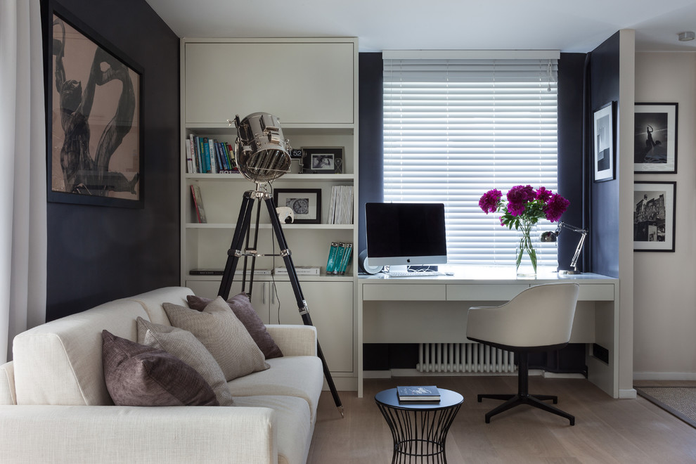 Источник вдохновения для домашнего уюта: гостиная комната в современном стиле с тюлем на окнах