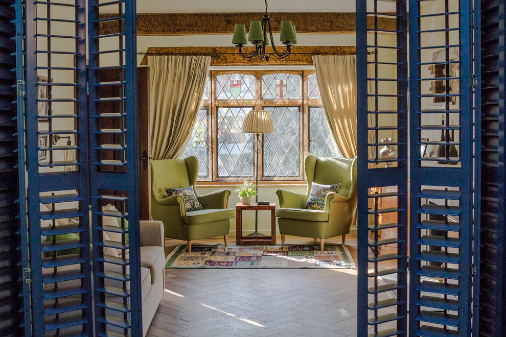 Ispirazione per un soggiorno chic di medie dimensioni e chiuso con sala formale, pareti beige e pavimento in legno massello medio