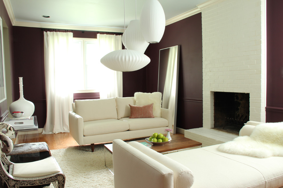Пример оригинального дизайна: изолированная гостиная комната в стиле ретро с стандартным камином и фасадом камина из кирпича