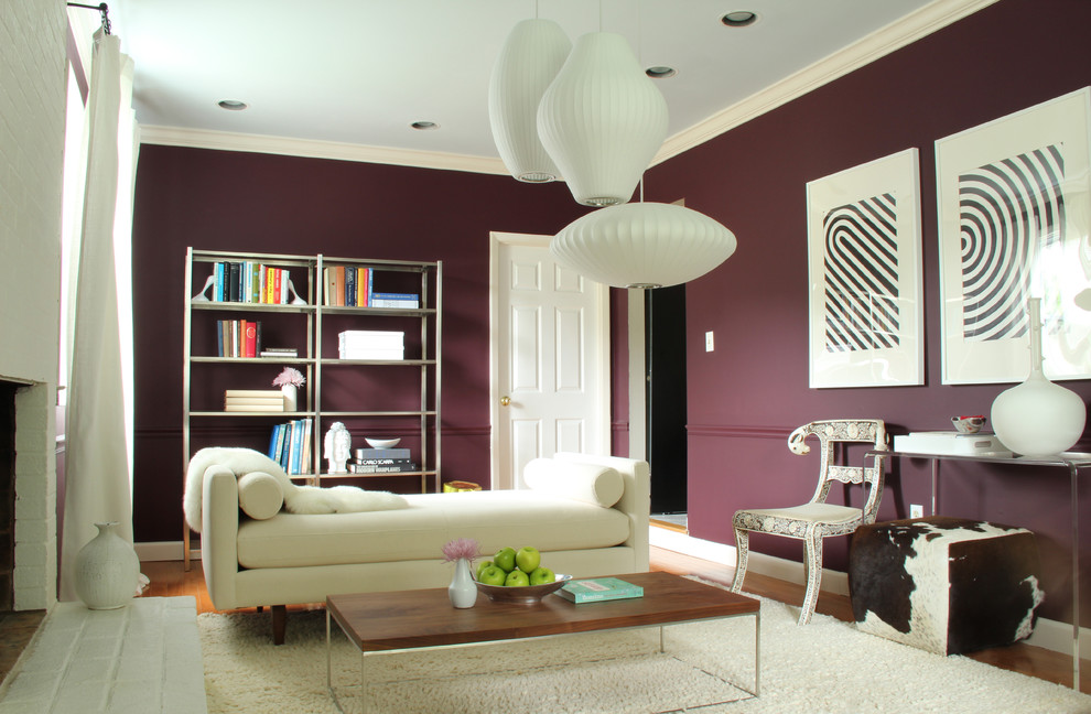 Immagine di un soggiorno minimalista chiuso con pareti viola