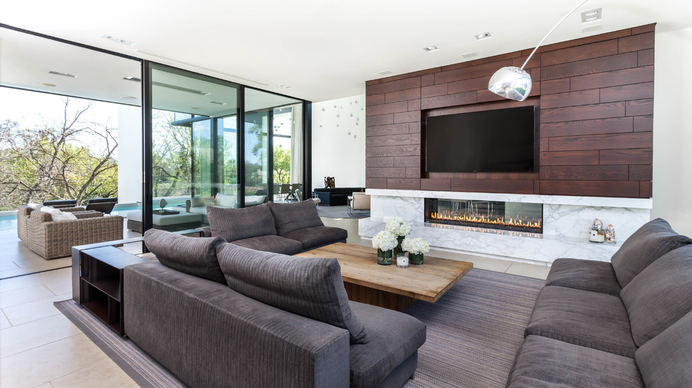 Idee per un soggiorno contemporaneo con pareti bianche, cornice del camino in intonaco, TV a parete e pavimento beige