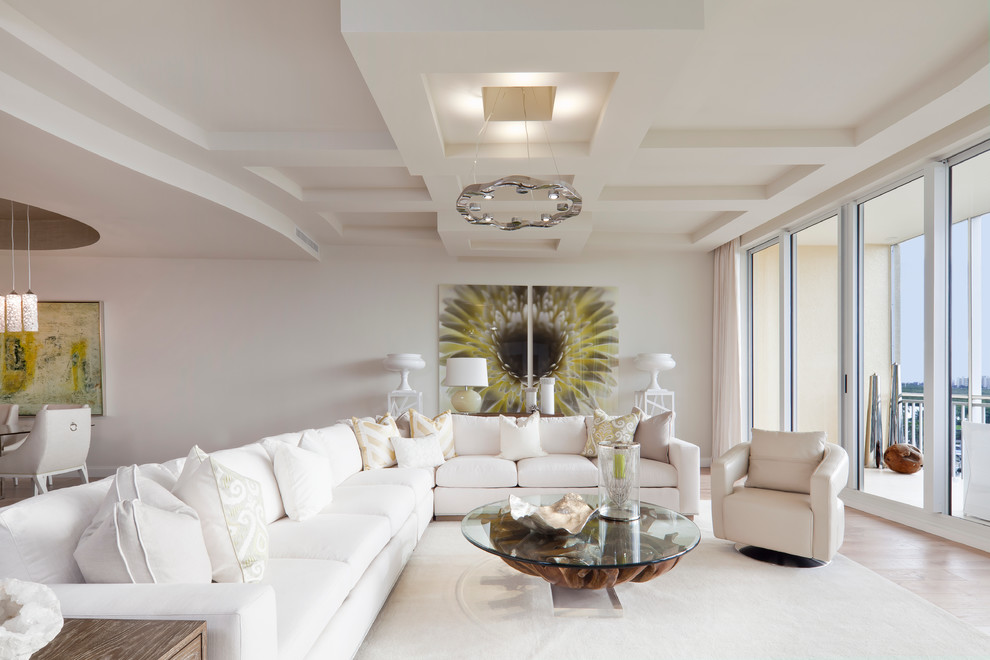 Идея дизайна: гостиная комната в классическом стиле с белыми стенами и светлым паркетным полом