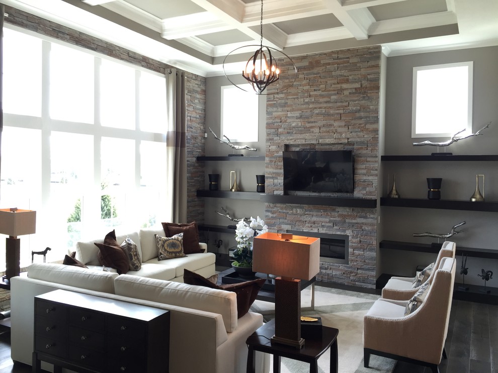Mittelgroßes, Offenes Modernes Wohnzimmer mit grauer Wandfarbe, dunklem Holzboden, Kamin, Kaminumrandung aus Stein und TV-Wand in Indianapolis