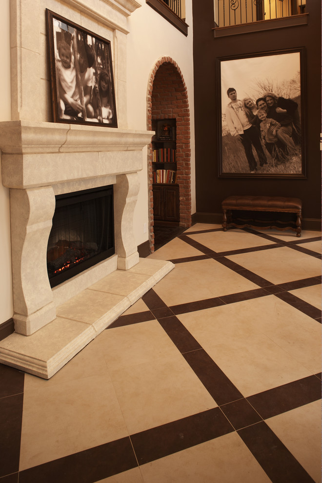 Fernseherloses Klassisches Wohnzimmer mit beiger Wandfarbe, Porzellan-Bodenfliesen, Kamin und Kaminumrandung aus Stein in Indianapolis