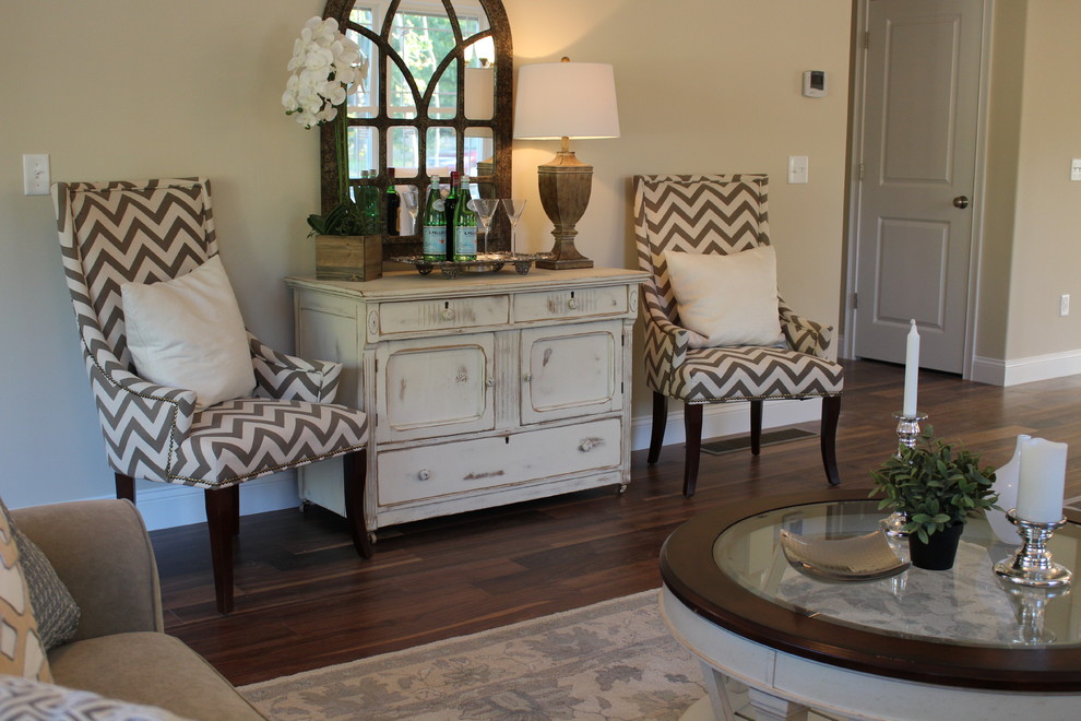 Immagine di un soggiorno tradizionale di medie dimensioni e aperto con pareti beige e pavimento in legno massello medio