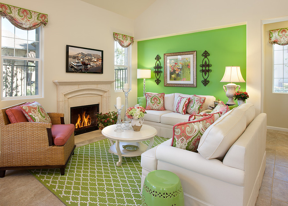Источник вдохновения для домашнего уюта: гостиная комната среднего размера в стиле неоклассика (современная классика) с зелеными стенами и стандартным камином