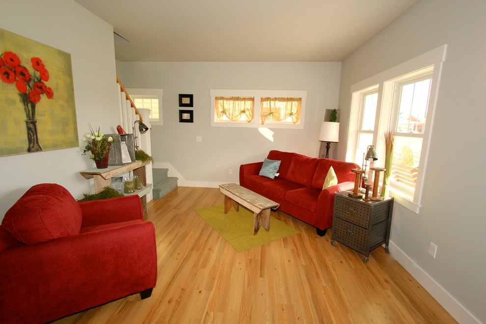 На фото: маленькая открытая гостиная комната в стиле неоклассика (современная классика) с серыми стенами и светлым паркетным полом для на участке и в саду с