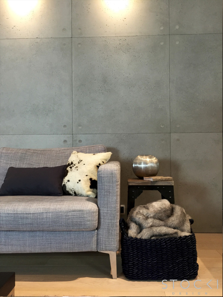 Kleines Modernes Wohnzimmer ohne Kamin, im Loft-Stil mit grauer Wandfarbe, hellem Holzboden, TV-Wand und weißem Boden in New York