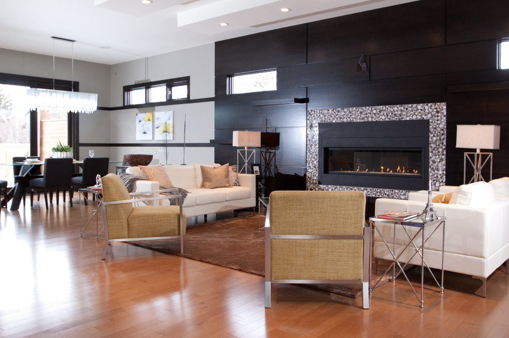 Esempio di un soggiorno design con pareti nere, pavimento in legno massello medio, camino lineare Ribbon e nessuna TV