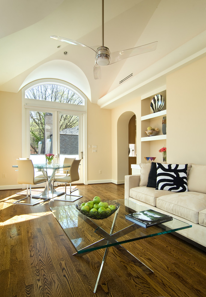 Immagine di un soggiorno contemporaneo con pareti beige e parquet scuro