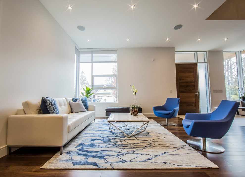Großes, Offenes Modernes Wohnzimmer mit weißer Wandfarbe und braunem Holzboden in Toronto