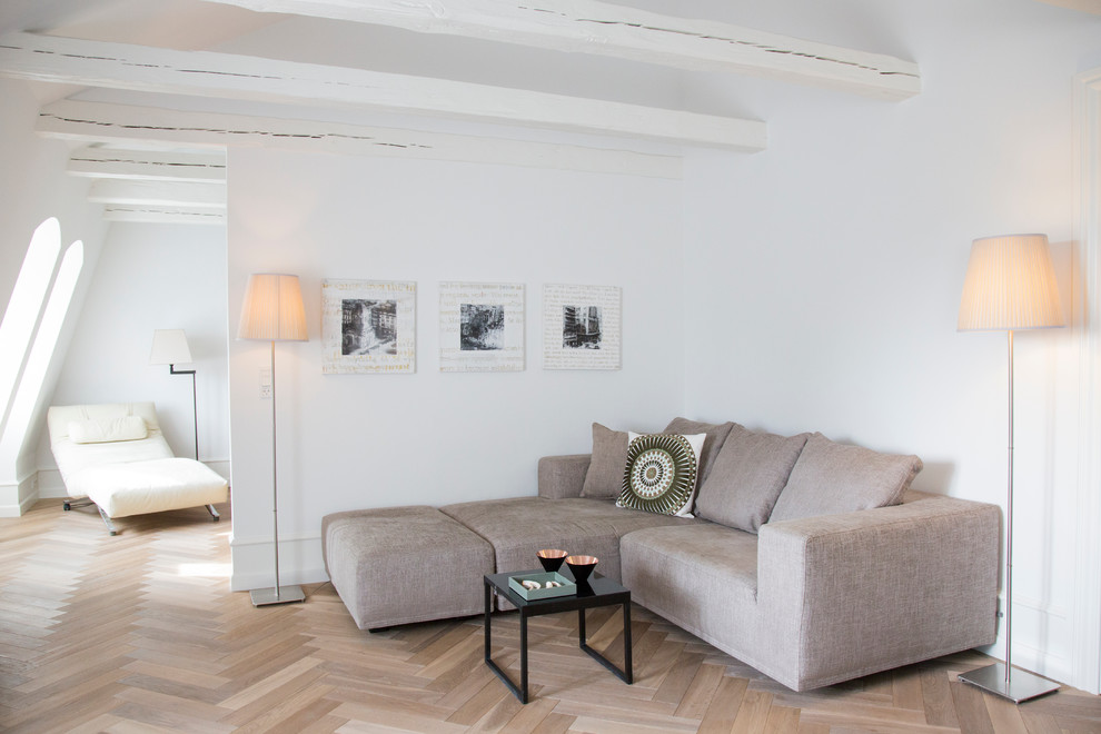 Immagine di un soggiorno nordico di medie dimensioni con pareti bianche, parquet chiaro, nessuna TV e sala formale
