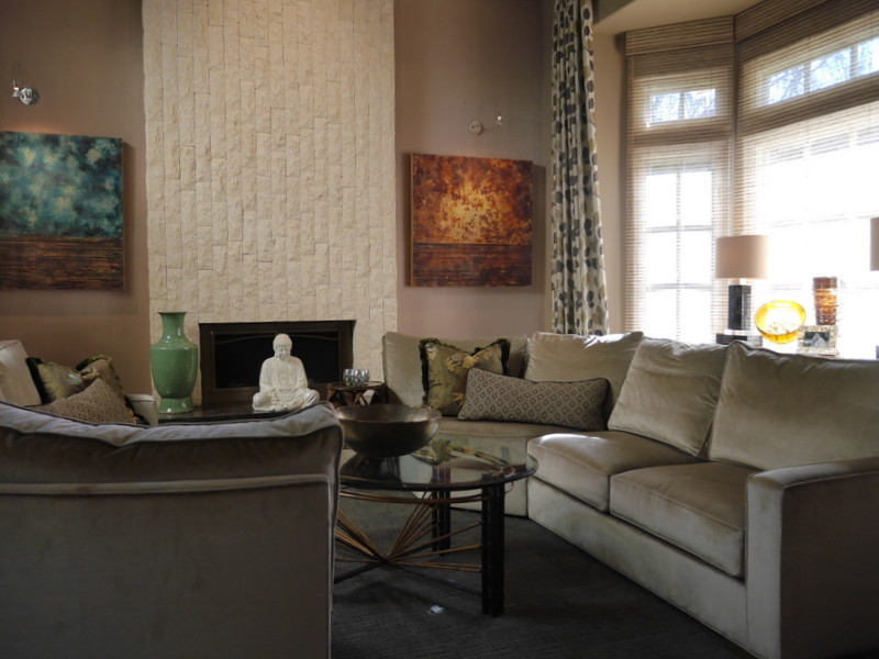 Inspiration pour un salon traditionnel ouvert avec un mur beige, une cheminée standard et un manteau de cheminée en pierre.