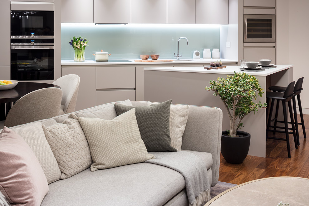 Idee per un soggiorno minimalista di medie dimensioni e aperto con pareti bianche, parquet chiaro e TV a parete