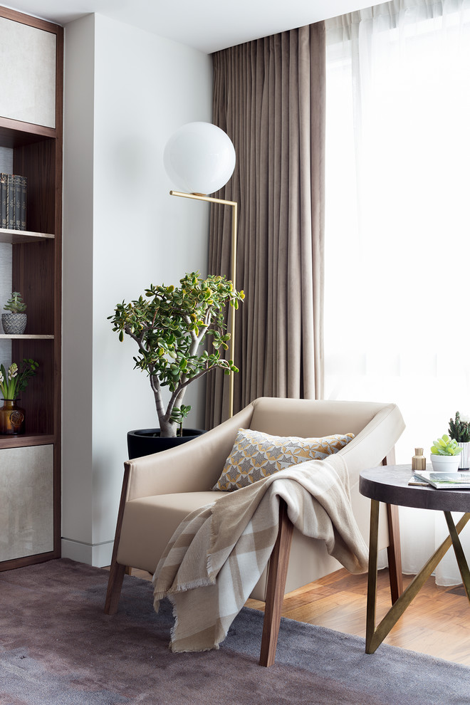 Idee per un soggiorno moderno di medie dimensioni e aperto con pareti bianche, parquet chiaro e TV a parete