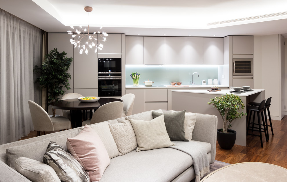 Idee per un soggiorno moderno di medie dimensioni e aperto con pareti bianche, parquet chiaro e TV a parete