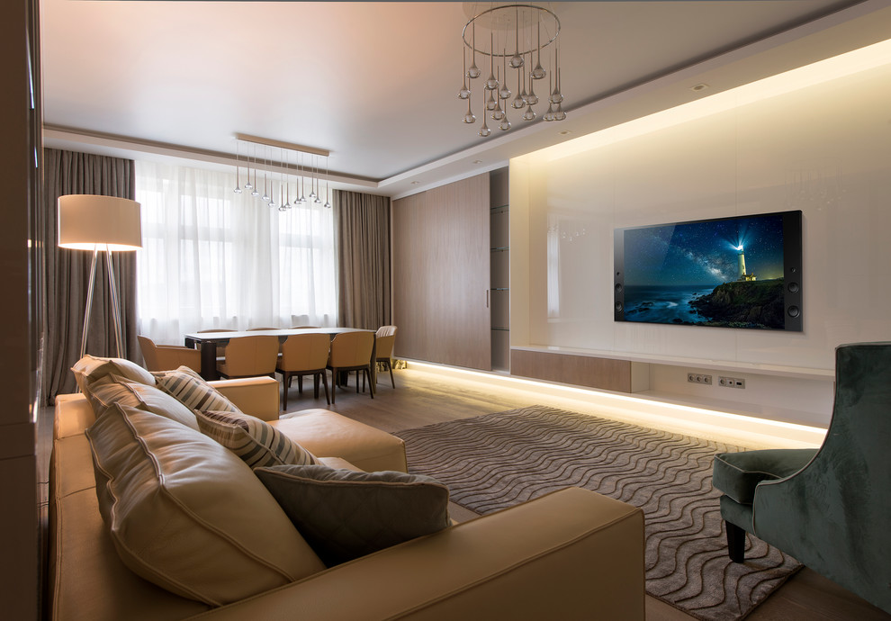 Modern inredning av ett stort allrum med öppen planlösning, med ett finrum och en väggmonterad TV