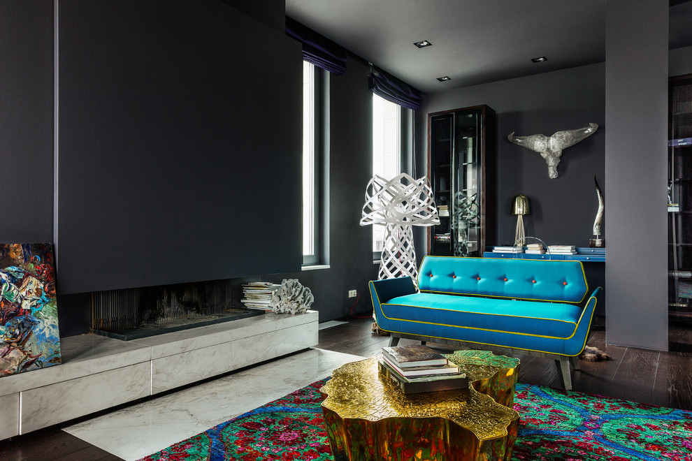 Свежая идея для дизайна: большая парадная, изолированная гостиная комната в современном стиле с черными стенами, горизонтальным камином, мраморным полом, фасадом камина из камня и синим диваном без телевизора - отличное фото интерьера