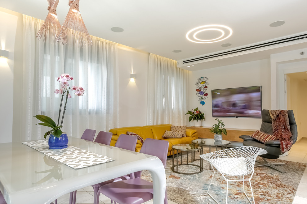 Свежая идея для дизайна: открытая гостиная комната в современном стиле с белыми стенами, полом из керамогранита и серым полом - отличное фото интерьера