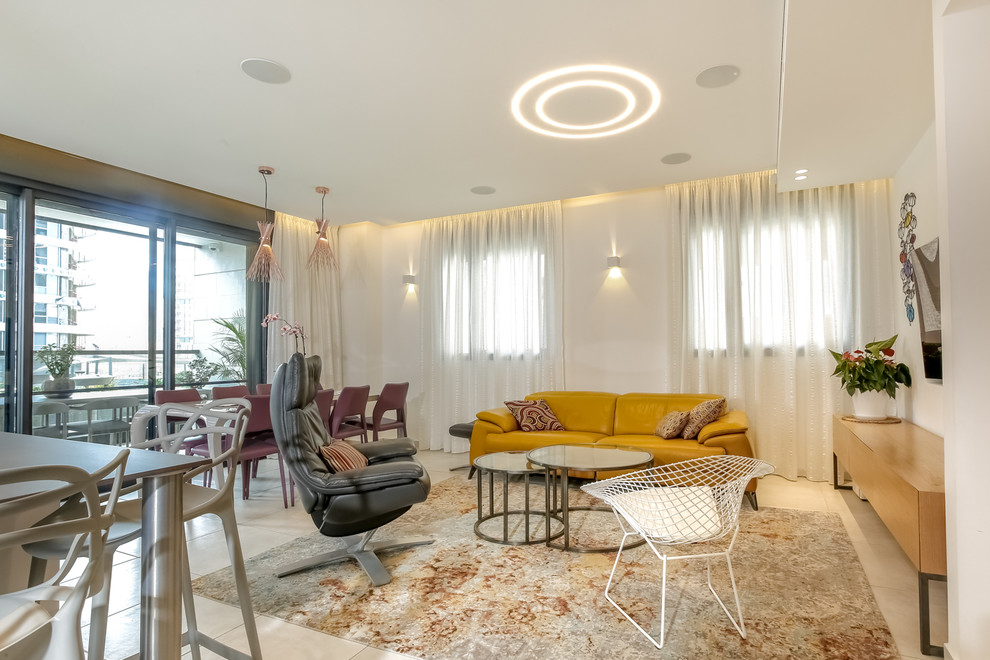 Idee per un soggiorno contemporaneo di medie dimensioni e aperto con pavimento in gres porcellanato, TV a parete e pavimento grigio