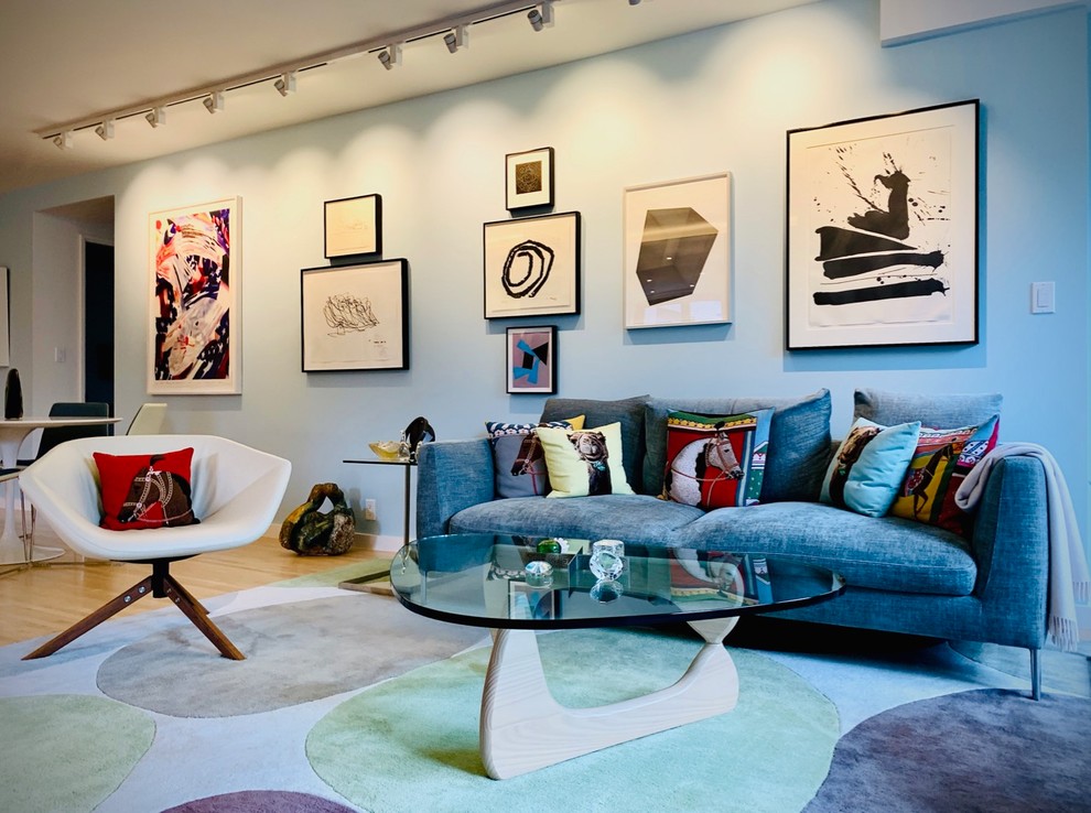 Ispirazione per un soggiorno moderno di medie dimensioni e aperto con pareti blu, parquet chiaro e pavimento beige