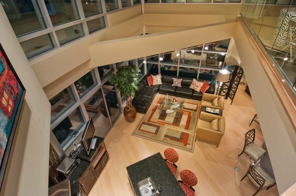 Immagine di un grande soggiorno moderno aperto con pareti beige e parquet chiaro