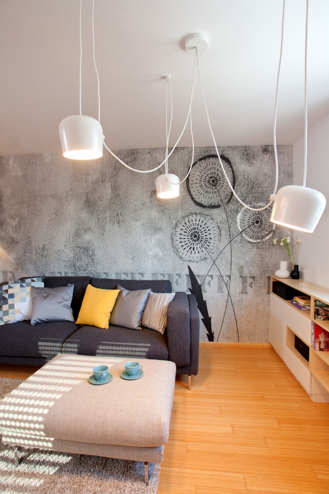 Пример оригинального дизайна: открытая гостиная комната среднего размера в современном стиле с серыми стенами и светлым паркетным полом без камина, телевизора