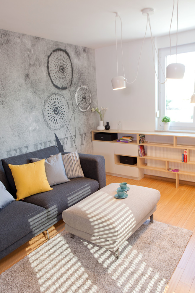 Стильный дизайн: открытая гостиная комната среднего размера в современном стиле с серыми стенами и светлым паркетным полом без камина, телевизора - последний тренд