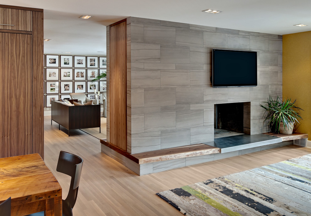 Modernes Wohnzimmer mit Steinwänden in Minneapolis
