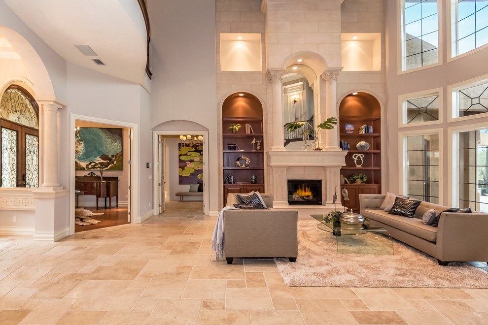 Geräumiges, Offenes Klassisches Wohnzimmer mit beiger Wandfarbe, Travertin, Kamin, Kaminumrandung aus Beton und beigem Boden in Tampa