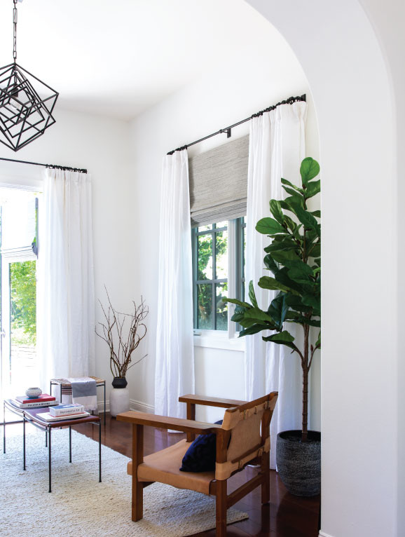 Стильный дизайн: изолированная гостиная комната среднего размера в стиле ретро с белыми стенами, паркетным полом среднего тона и коричневым полом - последний тренд
