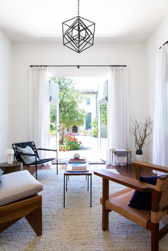 Esempio di un soggiorno minimalista di medie dimensioni e chiuso con pareti bianche, pavimento marrone, sala formale e parquet scuro